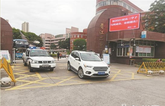 校长和家长用多种别样方式为考生鼓励加油