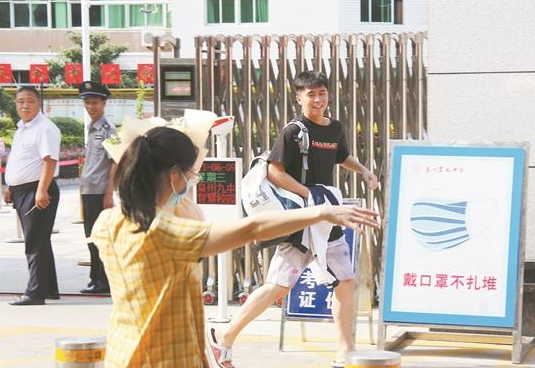 家长考点门口手捧鲜花迎接孩子
