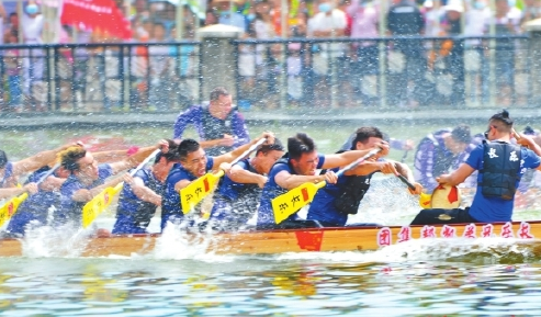 福州龙舟队夺得传统龙舟邀请赛“三连冠”