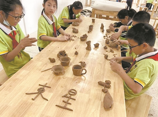 工艺美术大师为学生带来生动陶艺课