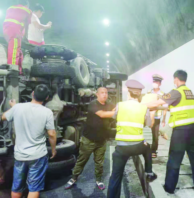 高速公路隧道内发生一起货车翻车事故