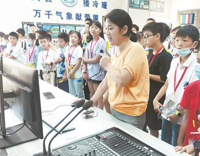 学生走进气象局演播厅 探索气象奥秘