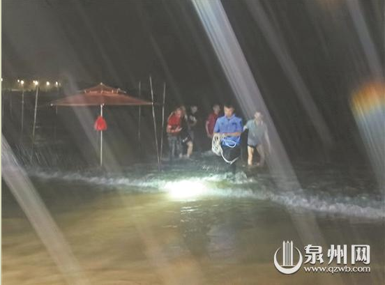 男子与家人吵架欲轻生 辅警7分钟将其救起