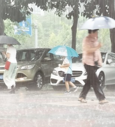 厦门天气“晴雨两重天” 市民要做好防范措施