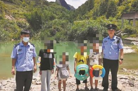 几名小孩准备到山围塘游泳 被民警及时制止