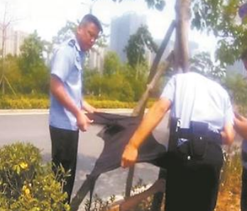 七旬老人中暑晕倒路边 民警搭“凉棚”遮挡太阳