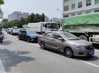 市民反映路口经常大堵车 望有关部门及时整改