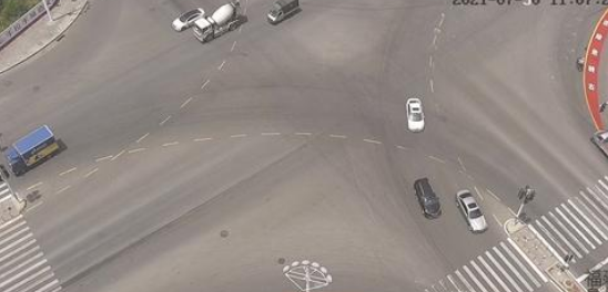 晋江路口设置“红月牙”标线 有效预防交通事故