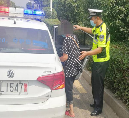 七旬老人路上走失发生中暑迹象 民警及时救助