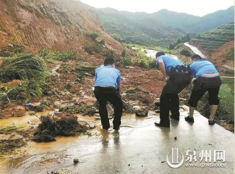 安溪县多处民房被淹 民警赶赴现场救援