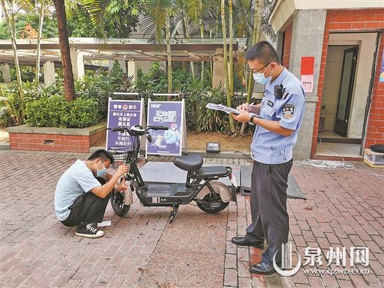 交警大队为群众提供电动自行车上牌服务