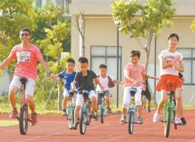 高级教师组建独轮车校队 用快乐方式传递知识
