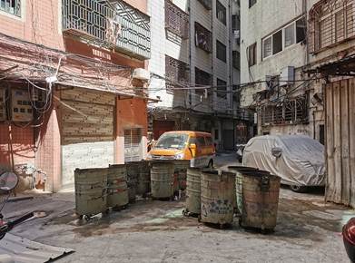 市民反映14个垃圾桶放置店铺后面 严重影响生活环境