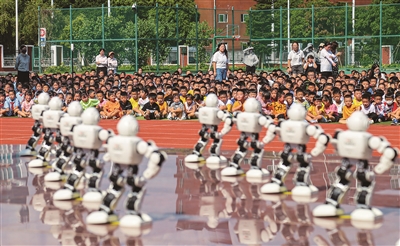 石狮市一小学用机器人和无人机燃爆开学典礼