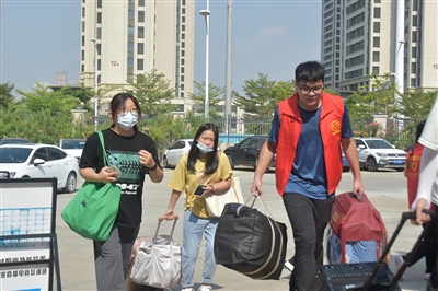 泉州纺织服装职业学院迎来新生报到注册