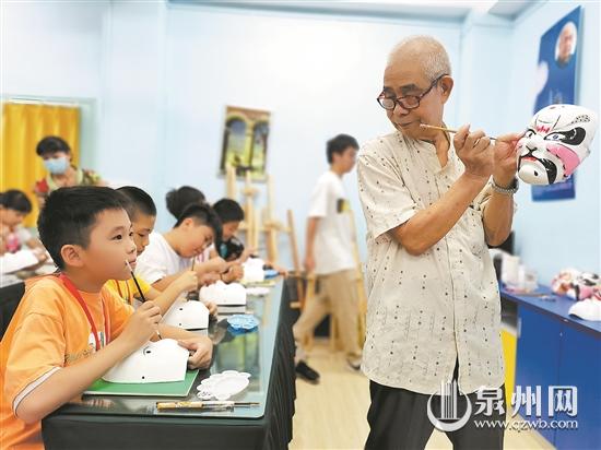小学生来到社区非遗手工坊 感受传统手艺人匠心创作