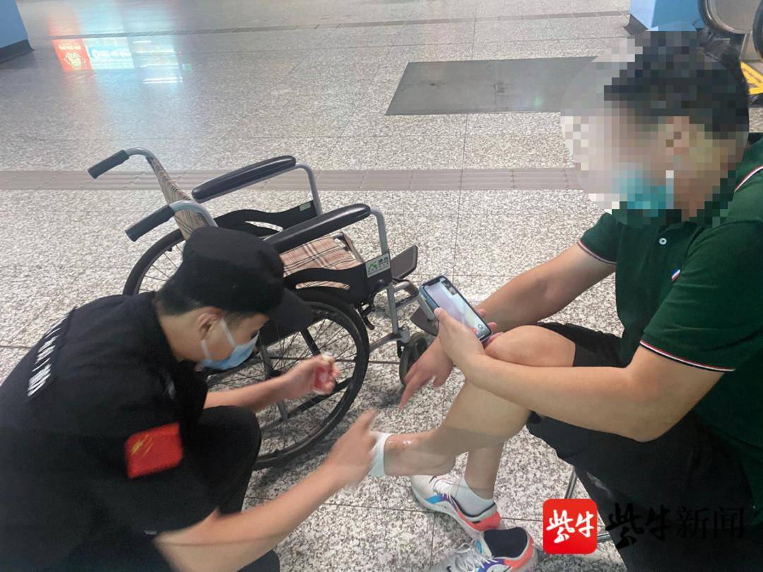 上下台阶低头玩手机 4名乘客下台阶时踏空摔倒