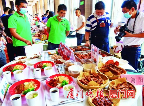 厦门举办餐饮行业产品对接会 智能送餐机器人多处投用