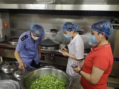 规范购进食材一品一码录入 保障校园师生“舌尖安全”