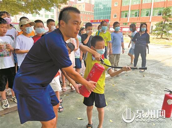 小学生来到消防救援站 真正体验“小小消防员”感觉