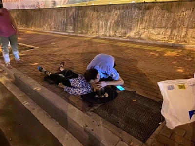 老人路边昏倒情况紧急 民警跪地为其实施心肺复苏 