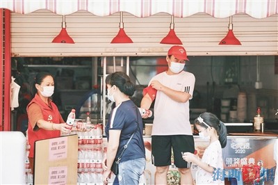 商铺老板参与志愿服务 传承“厝边”互助精神