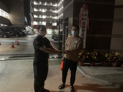 特警队员在执勤中捡到重要证件后联系失主及时归还
