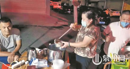 小店老板为志愿者花样准备夜宵 日子虽清贫但很温馨