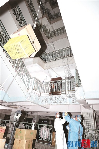爱心物资通过“空中通道”发放到住户手中