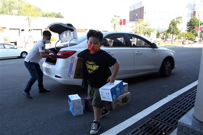 小学生用压岁钱购买物资 捐赠给一线医护人员