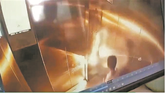 小孩在电梯里方便引发火灾 所幸被保安及时救出