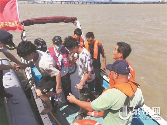 两名年轻男子被困江边滩涂 海上救援中心迅速出动