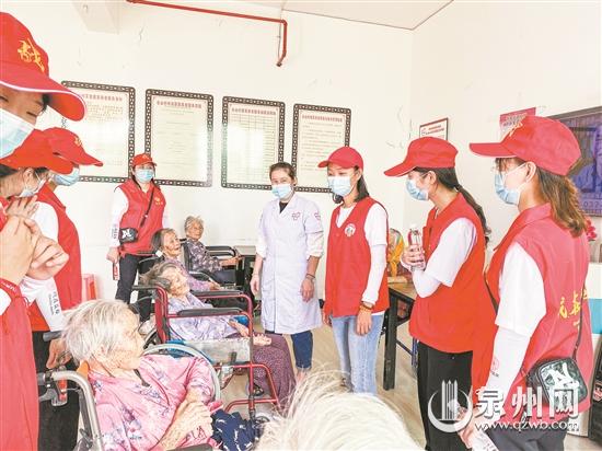 在重阳节即将来临之际 志愿者协会为老人送上节日祝福 