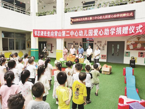 退伍保持军人本色 向学校、幼儿园捐赠体育用品