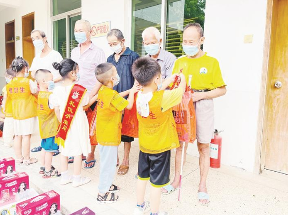 长泰岩溪中心幼儿园小朋友到敬老院送节日祝福