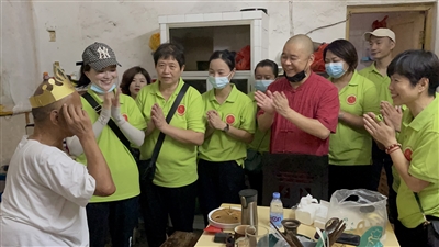 志愿者们亲手制作重阳糕 与老人一起度过重阳节
