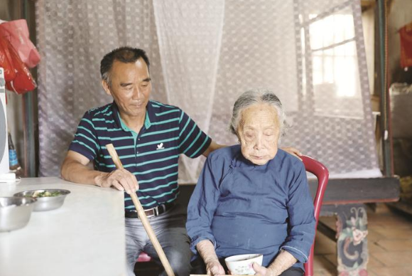 年逾百岁高龄老人在重阳节讲述背后感人故事