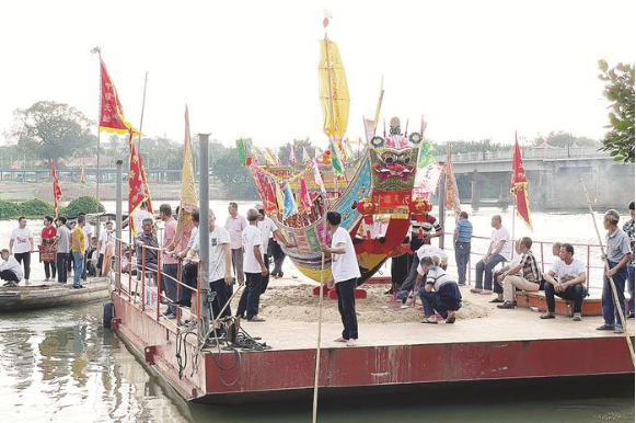 漳州市烧灰巷码头举行九龙江疍民习俗“送王船”活动