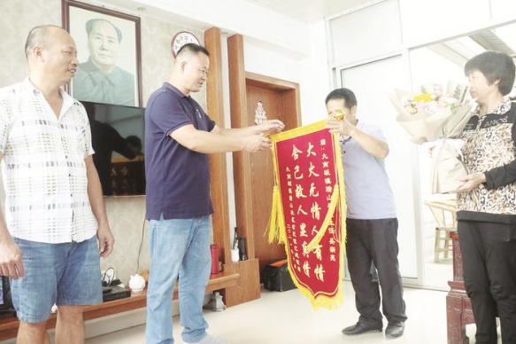 居民家突然着火六口人被困 好心人及时破窗施救