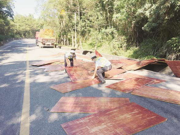 货车木板掉落斗米村道路 民警清理木板消除隐患