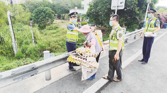 老人上高速公路拾荒 工作人员护送到安全区域
