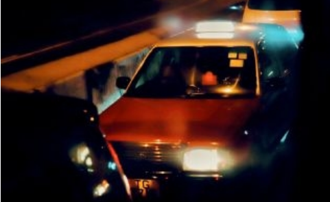 5岁辍学少年无证上路飙车 因刹车不及追尾小货车