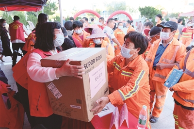 石狮举办关爱环卫工人公益活动 80名环卫工人收到礼物