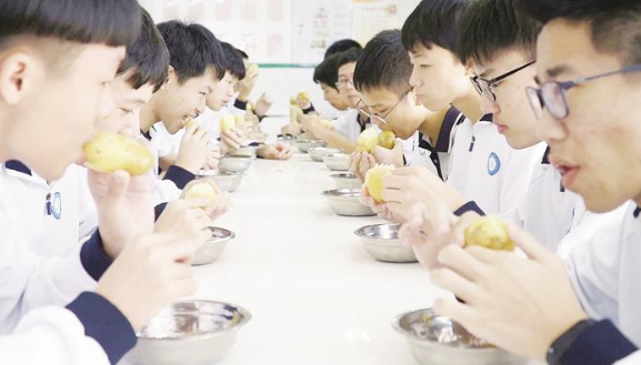 学校食堂上演“品尝冻土豆”活动 体会先烈奋斗历程