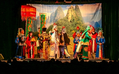 大型古装高甲戏在沙美村上演 吸引数名村民现场观看
