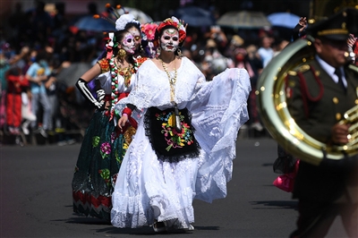 墨西哥城举行亡灵节游行活动 约百万人参观游行