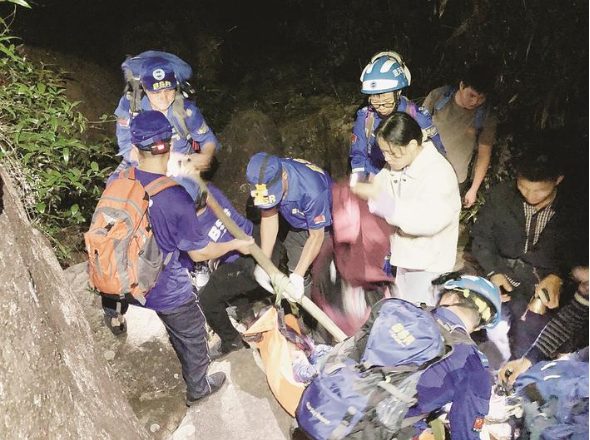 “驴友”乌山旅行时突然发病 两地救援力量联合营救