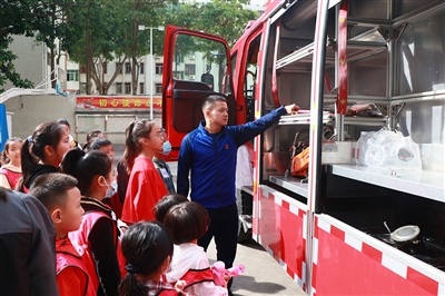 三十名师生参观学习消防救援站 了解安全防范常识