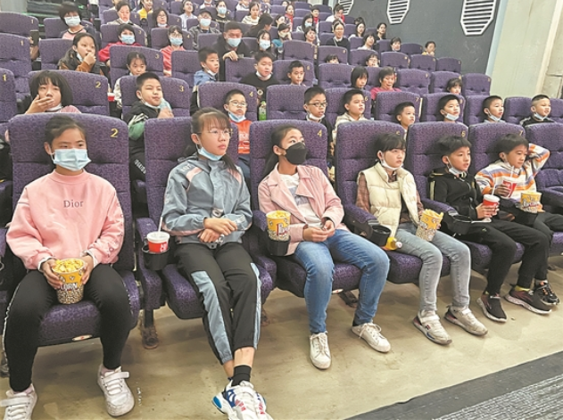 小学生们观看影片《长津湖》 传承不退缩革命精神