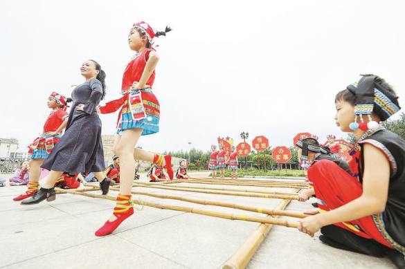 小队员练习竹竿舞基步法 用民谣、朗诵歌颂党恩